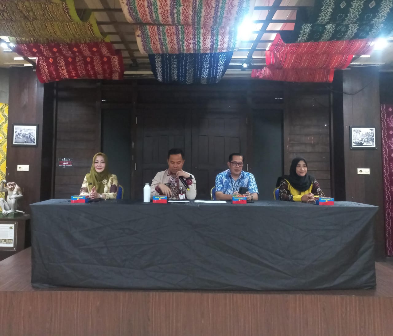 Konferensi pers Disbudporapar Banjarmasin dan Bank Kalsel saat memaparkan fasilitas yang tersedia di Pasar Wadai Ramadan 2025.