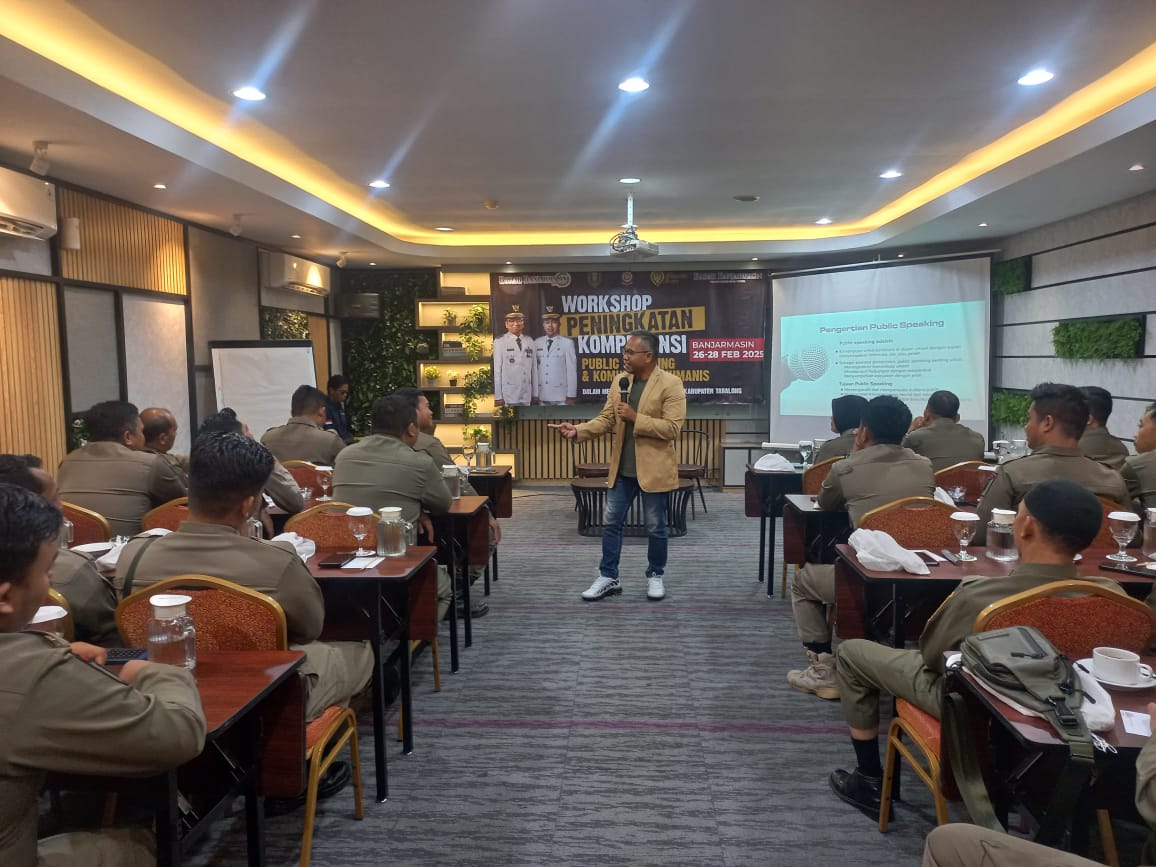 PELATIHAN: Anggota Satpol PP Tabalong mengikuti workshop komunikasi humanis yang digelar Radar Banjarmasin Institute di Fave Hotel Banjarmasin.