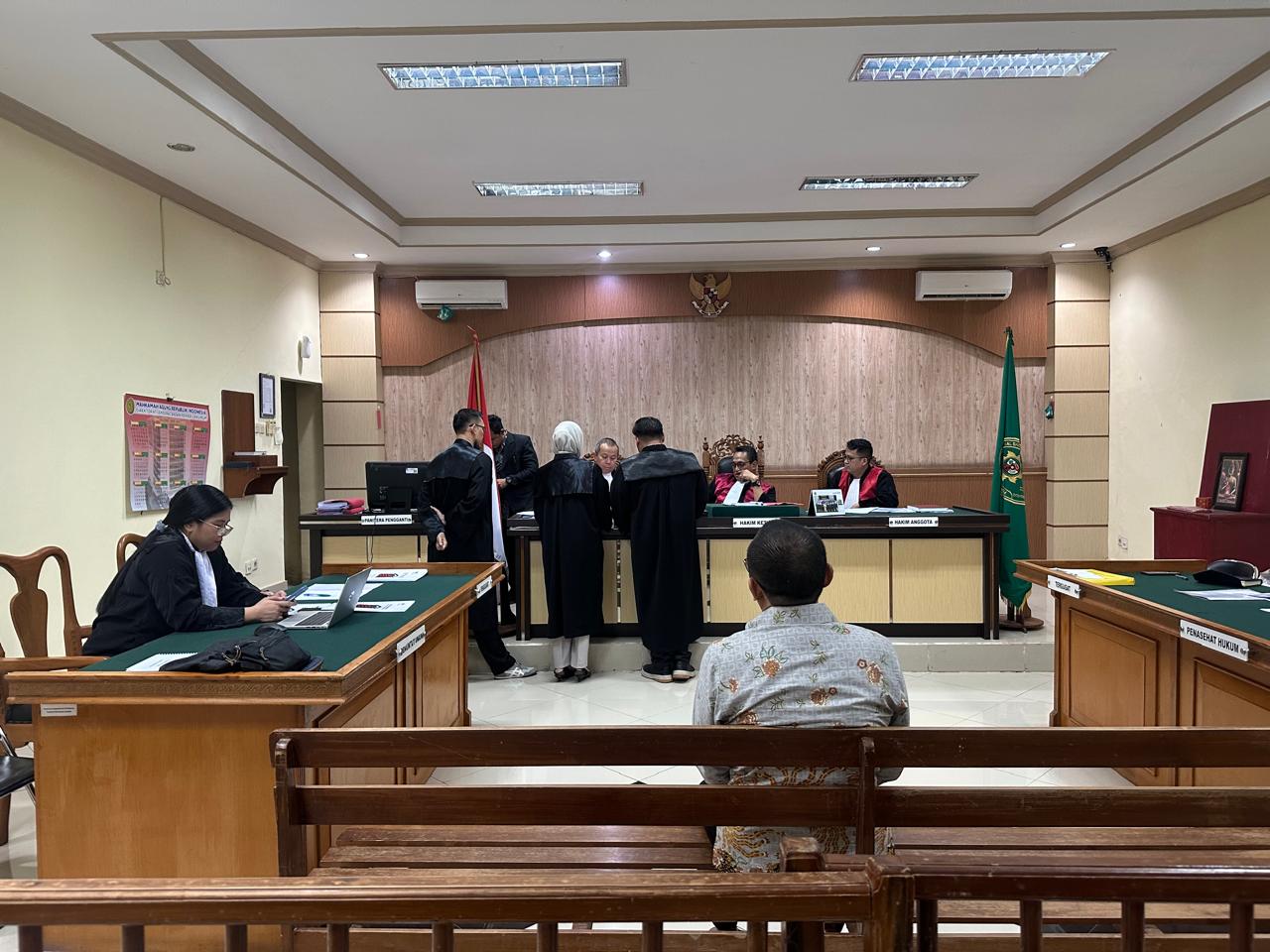 PASAL BERLAPIS: Ahmad Solhan didudukkan sebagai terdakwa kasus suap dan gratifikasi di PN Tipikor Banjarmasin, Kamis (27/2/2025).(Foto: Muhammad Oscar Fraby/Radar Banjarmasin)