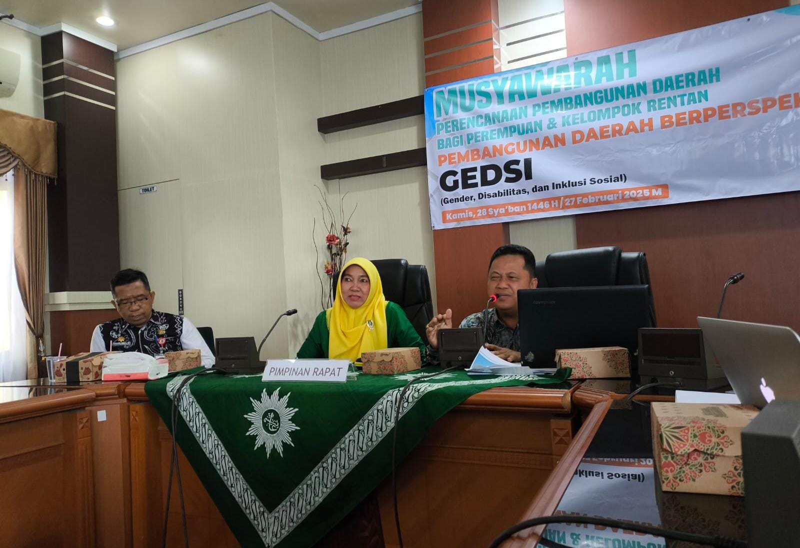 HADIR:Kepala DP3A Kabupaten HSU, Hernani Johan presentasi pada Musrenbang Perempuan dan Kelompok Rentan di Aula Kejar Membangun Setda HSU, Kamis (27/2/2025).