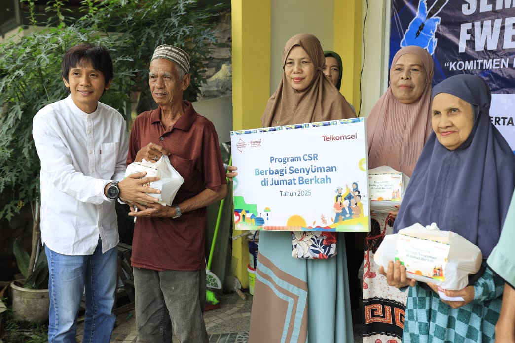 BERKAH:Kegiatan berbagi senyuman di Jumat berkah yang digelar Telkomsel.(foto:Raudah Anisya/Radar Banjarmasin)