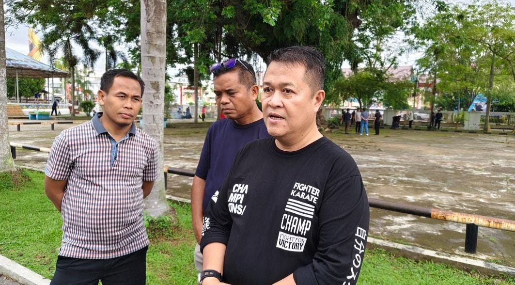 WAWANCARA:Sekda HSU, Adi Lesmana saat diwawancarai di sekitar Masjid At-Taqwa usai melaksanakan kegiatan Jumat Bersih, Jumat (28/2/2025).(Foto:M Akbar/Radar Banjarmasin)