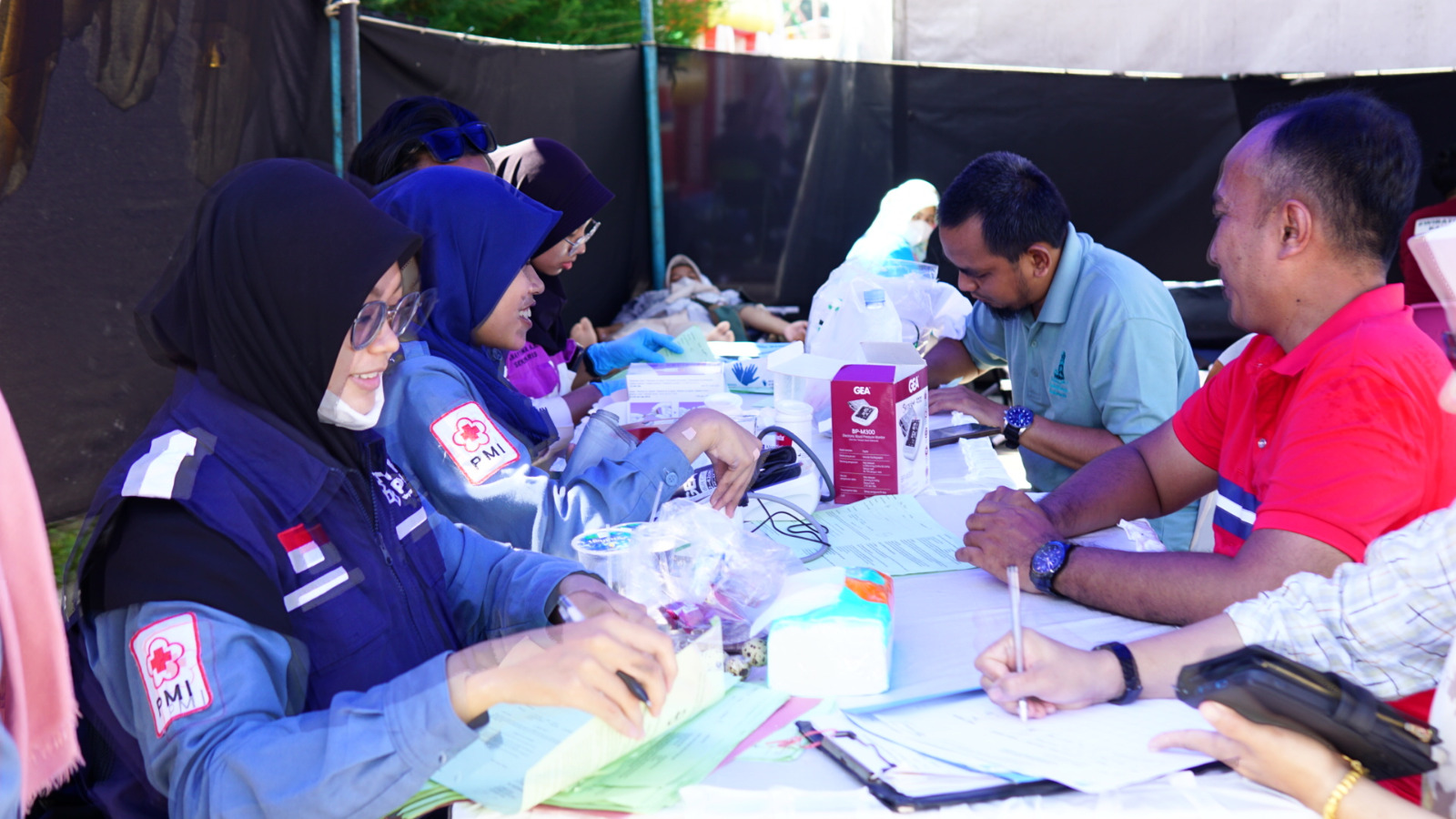PENDAFTARAN: Calon pendonor mengisi berkas pendaftaran dan data yang dibutuhkan.