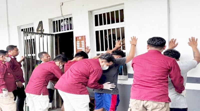 RAZIA: Petugas Lapas Banjarbaru saat merazia warga binaan, Kamis (27/2) siang.