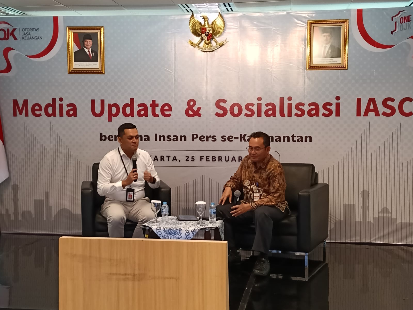 LAPOR:Brigjen Fajarudin (baju batik), penyidik dari OJK saat memaparkan soal IASC.(foto:Raudah Anisya/Radar Banjarmasin)