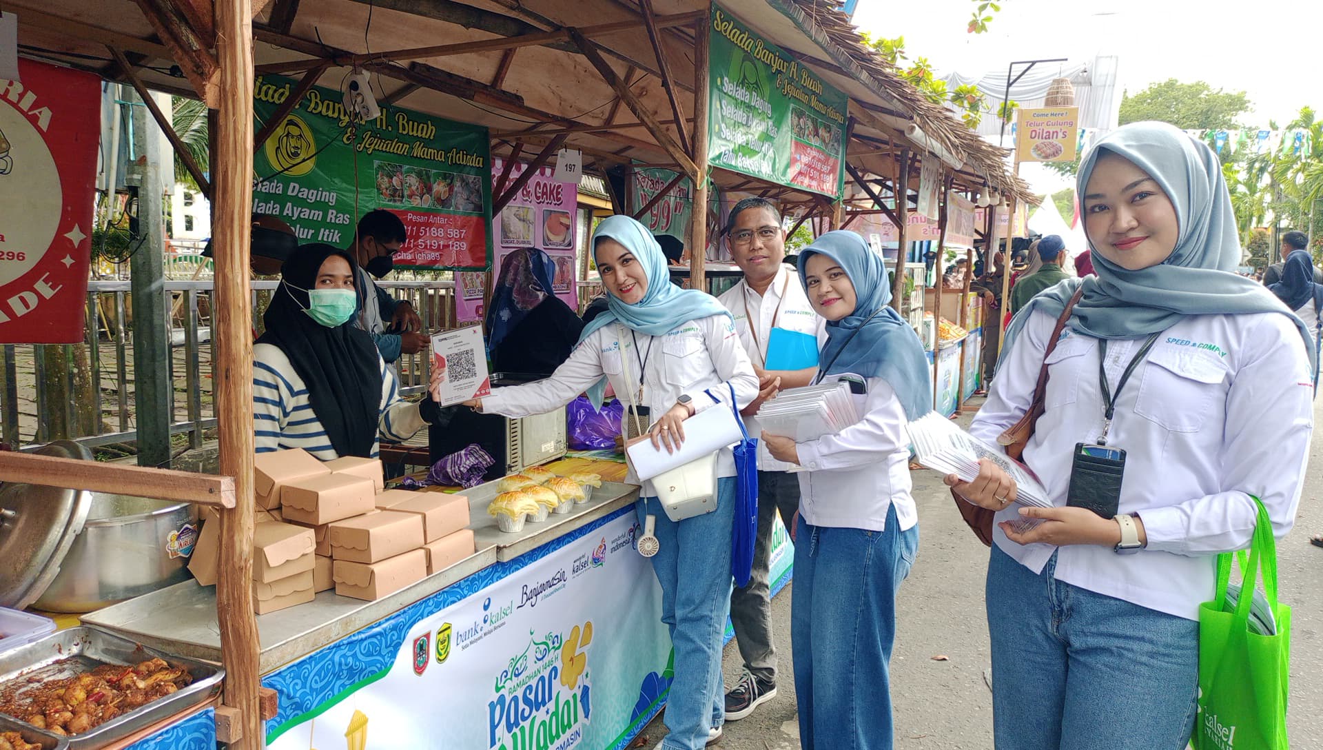 TAKJIL: Stand Bank Kalsel yang hadir di Pasar Wadai Ramadan Banjarmasin.(foto: Bank Kalsel untuk Radar Banjarmasin)