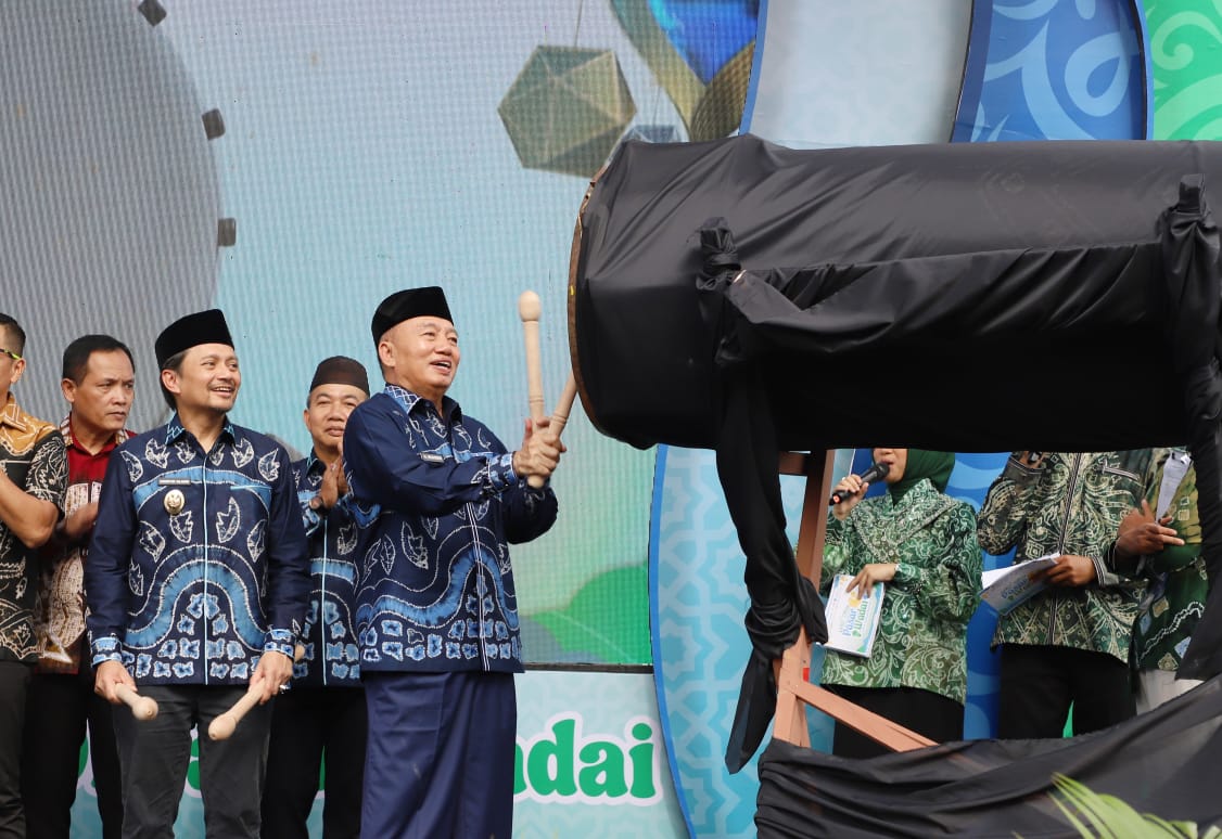 KEMBALI DIGELAR:Gubernur Kalsel H Muhidin memukul beduk menandai pembukaan Pasar Wadai Ramadan 1446 Hijriah di Nol Kilometer Banjarmasin. (Foto:Adpim Pemprov Kalsel)