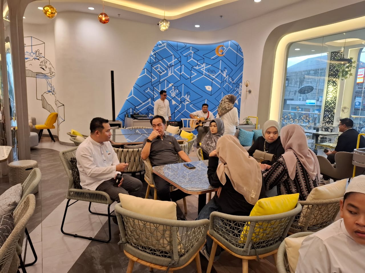 SUASANA NYAMAN:GM Aeris Hotel Banjarbaru, Denny Rifanie, GM Aeris Hotel Banjarbaru berbincang bersama Dirut Radar Banjarmasin, H Suriansyah Achmad, Sabtu (1/3/2025).(Foto-foto:Zuhdi/Radar Banjarmasin)