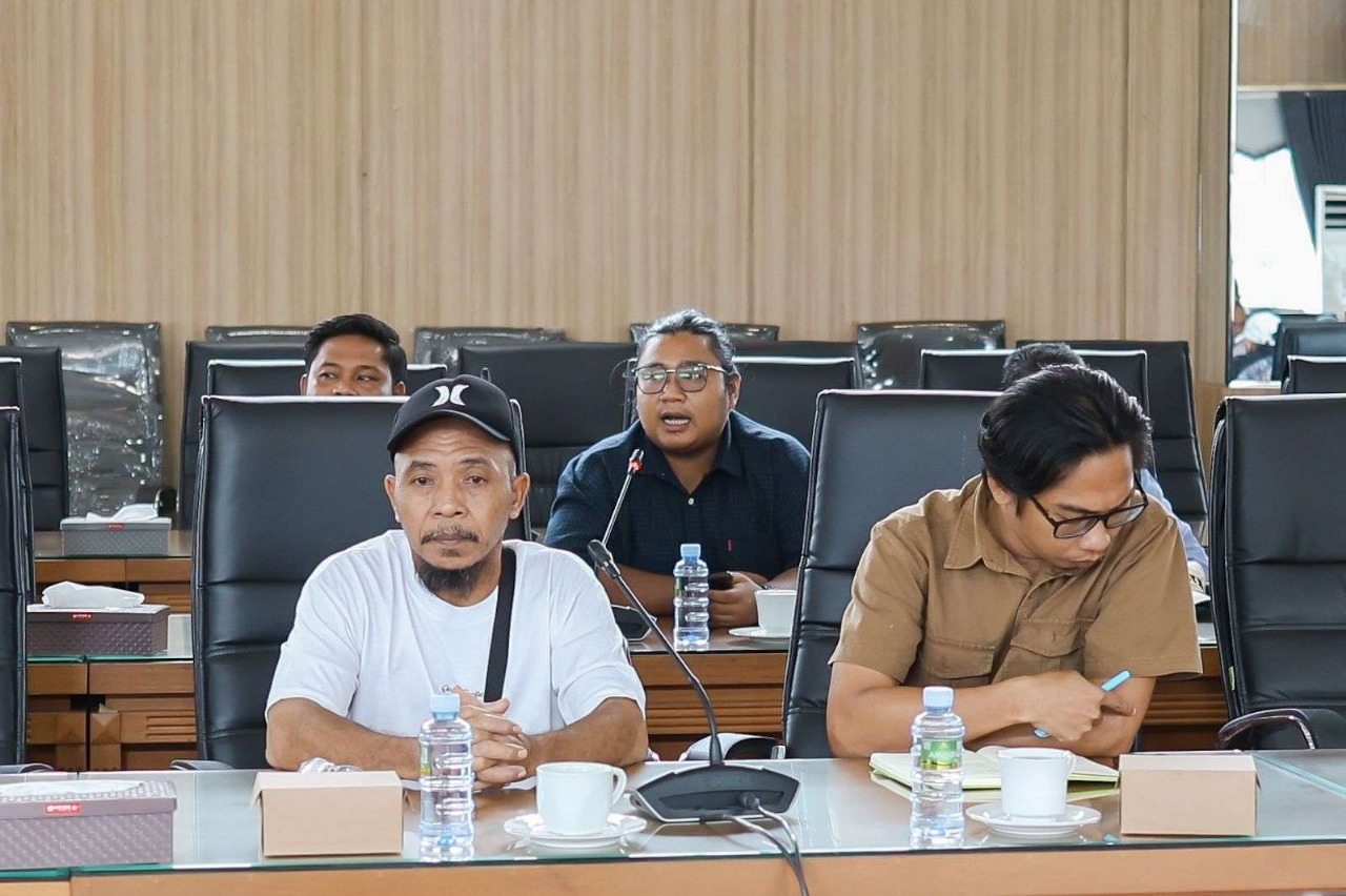 MENGADU: Warga Desa Rantau Bakula, Kabupaten Banjar mengadu ke DPRD Kalsel. Mereka mengeluhkan aktivitas pertambangan di daerahnya. (Foto: Muhammad Oscar Fraby)
