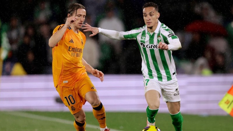 BERSINAR: Pemain Real Betis, Antony (kanan) saat dibayangi gelandang Real Madrid, Luka Modric pada laga Real Betis vs Real Madrid, Minggu (2/3) dini hari WIB.