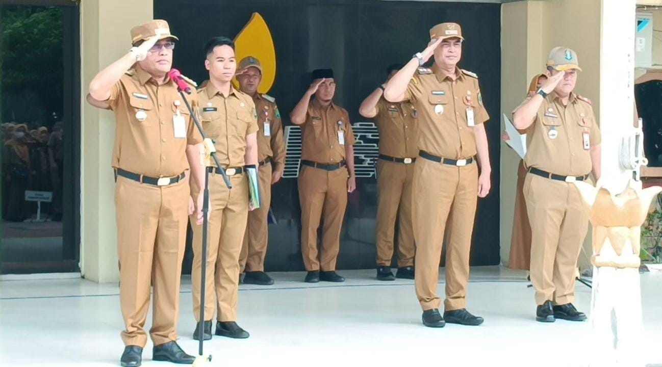 HADIR: Bupati HSU H Sahrujani didampingi Wabup Hero Setiawan, di apel perdana di halaman Pemkab HSU, Senin (3/3/2025). (Foto: M.Akbar/Radar Banjarmasin)