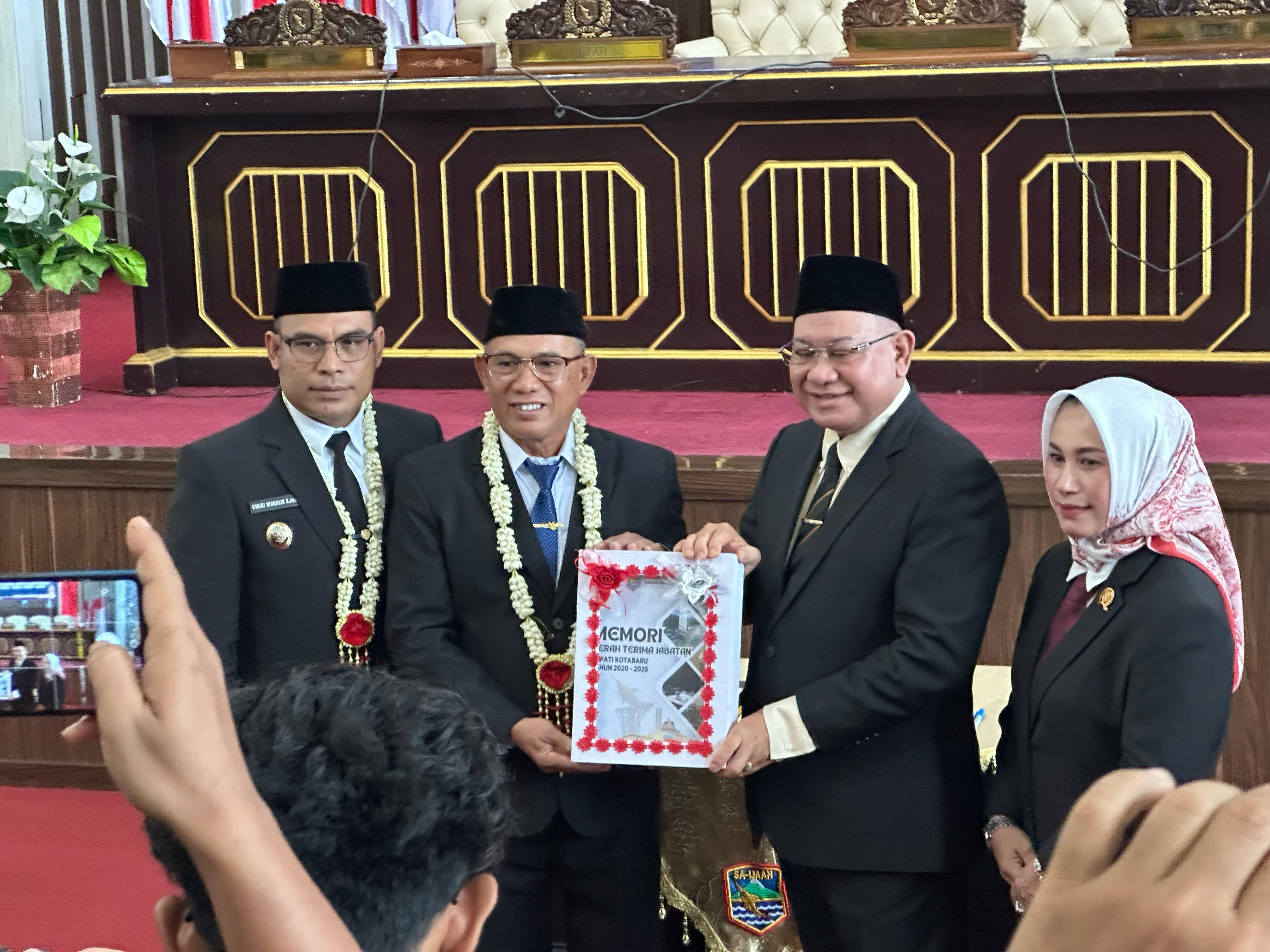 ADEM: Saat berlangsungnya proses penyerahan memori sertijab Bupati Kotabaru oleh H Sayed Jafar ke H Rusli-Syairi. (Foto: Humas Pemkab Kotabaru)