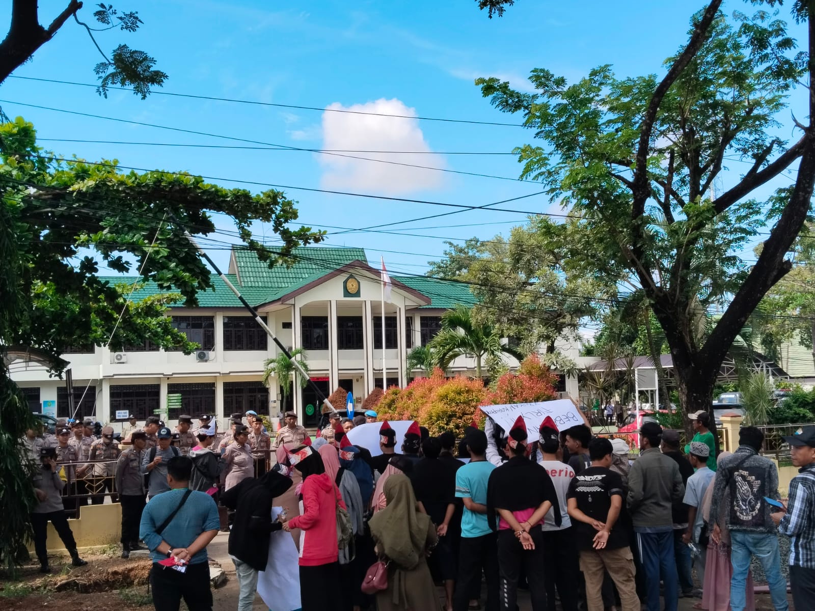 MENUNTUT: Puluhan massa dari Masyarakat Nukar Iwak Asin (MaNIA) for Justice menuntut pembebasan Owner Mama Khas Banjar, Firly Norachim, Senin (3/3). (SHEILLA FARAZELA/RADAR BANJARMASIN)