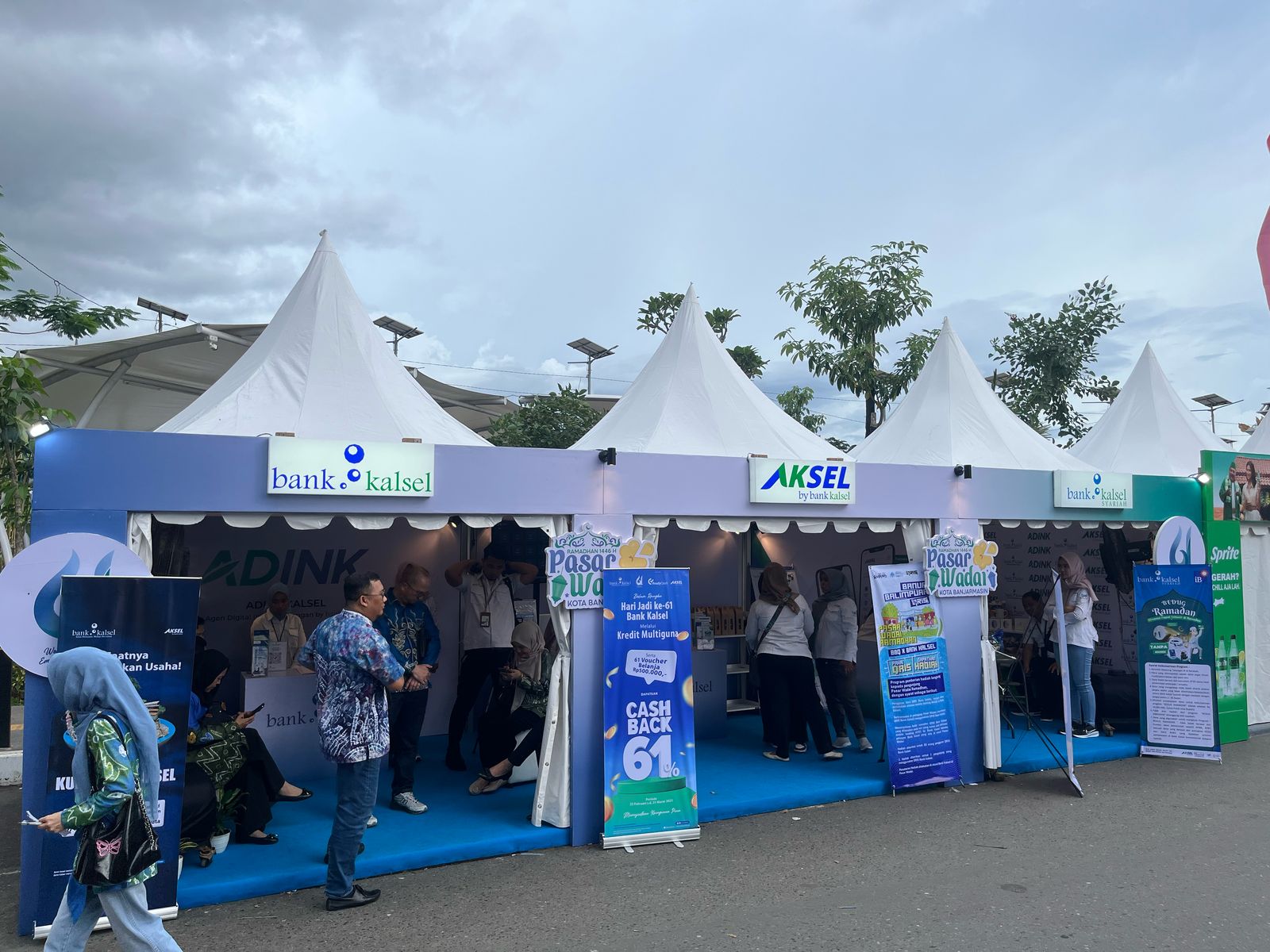 PASAR WADAI:Ada cashback yang diberikan Bank Kalsel untuk nasabahnya yang berbelanja di Pasar Wadai.(foto:Raudah Anisya)