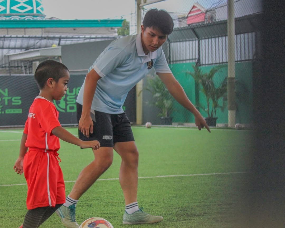 MEMBIMBING: Tristan Alif Naufal saat memberikan instruksi kepada pemain muda di Shin Tae-yong Academy.(Foto: Shin Tae-yong Academy)
