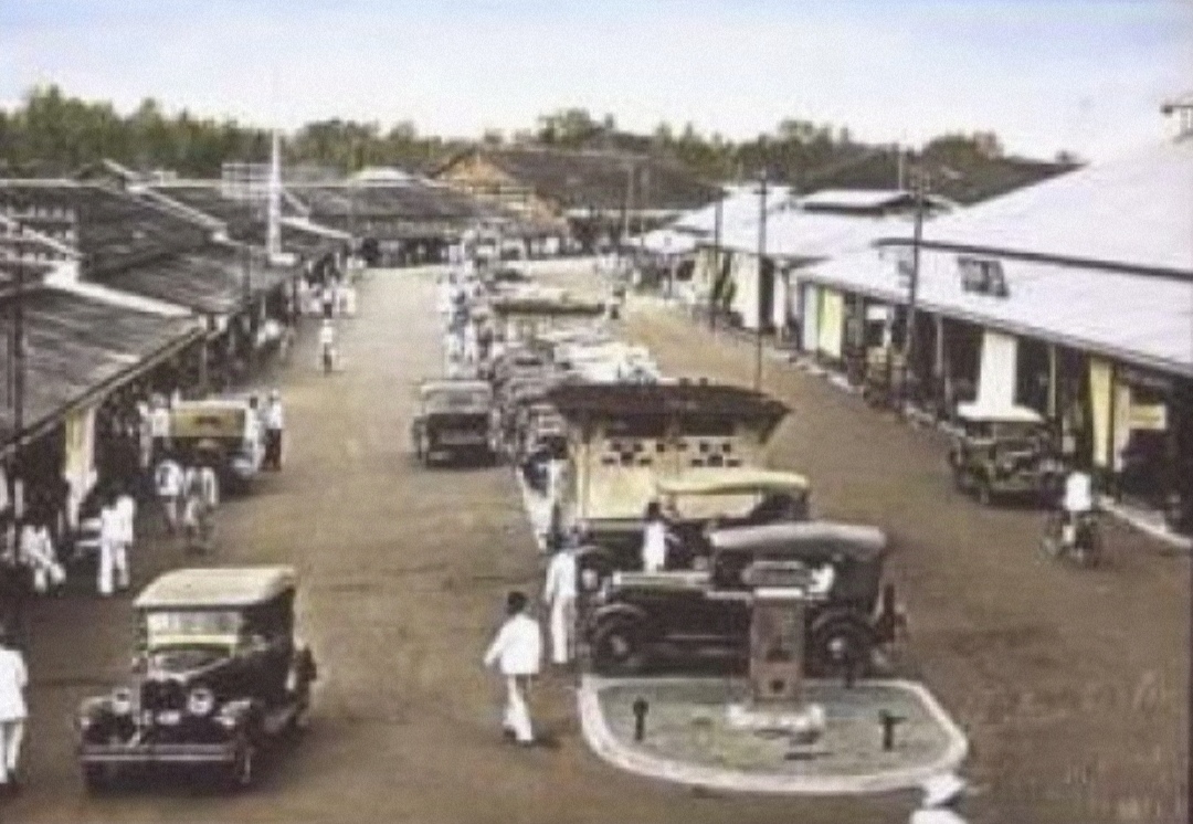 BUKTI: Tempat parkir mobil pada area Pasar Sudimampir di Banjarmasin tahun 1930. Sumber: KITLV/Tropenmuseum.