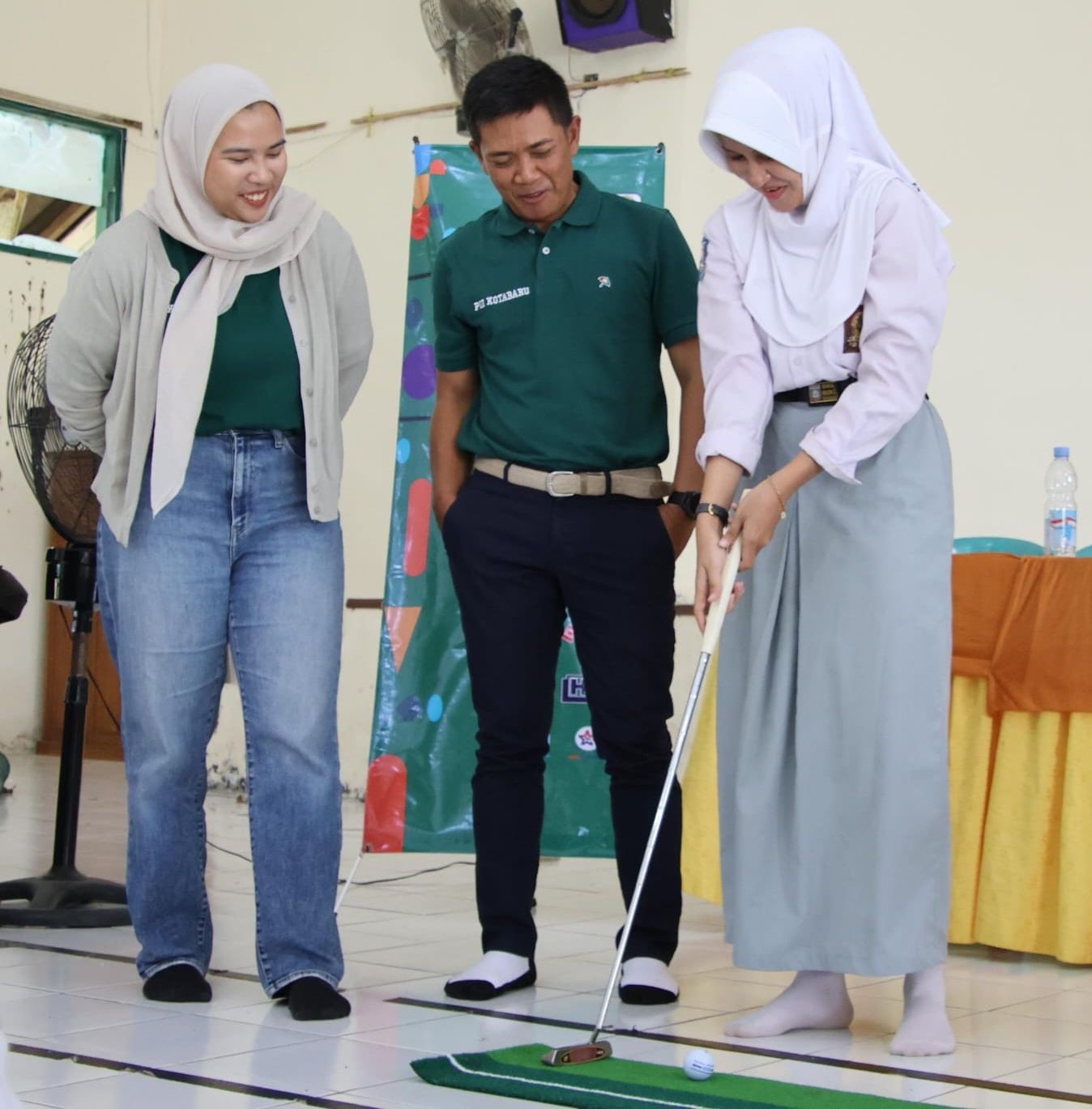Seorang siswa SMAN 1 Kotabaru  diajarkan cara bermain olahraga Golf. Hal ini untuk memberikan wawasan baru bagi siswa.