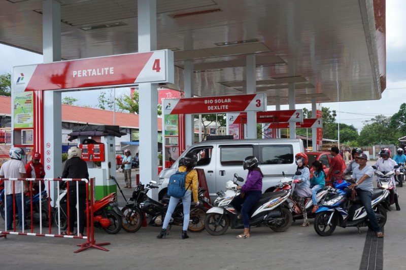 POM BENSIN: Antrean Pertalite di sebuah SPBU di Kota Banjarmasin.