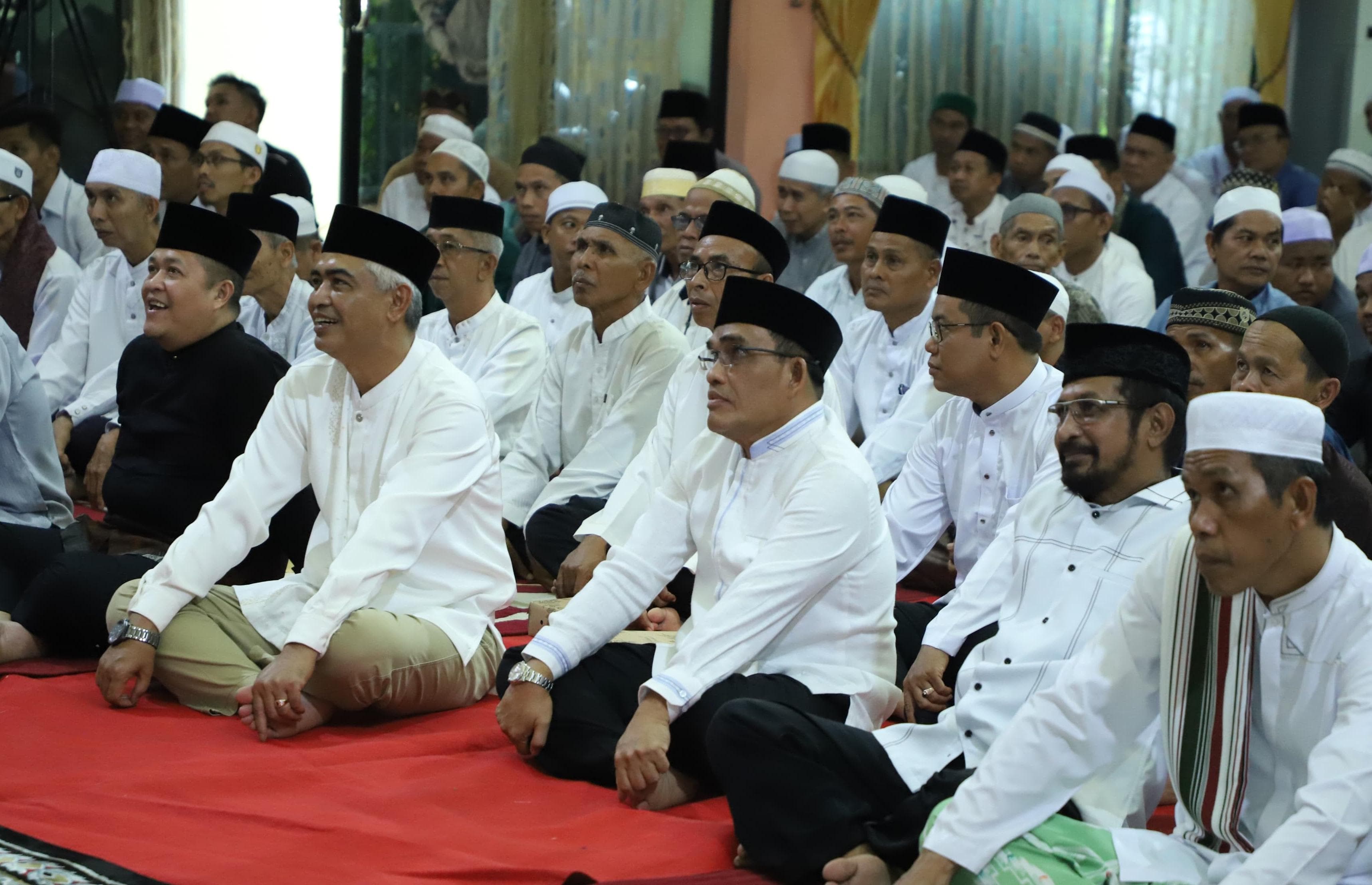 MENYIMAK: Bupati HSU H Sahrujani dan Wabup Hero Setiawan, saat berbaur dengan masyarakat di gelaran bukber di Aula Dr KH Idham Chalid, Senin (3/3/2025).