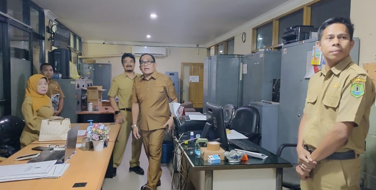 SIDAK:Bupati HSU, H Sahrujani menyidak beberapa ruangan di Sekretariat Pemkab HSU, Selasa (4/3/2025).(Foto:Pemkab HSU)