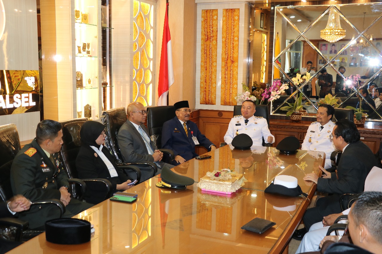 RAMAH TAMAH:Kakanwil Kemenkum Kalsel, Nuryanti Widyastuti berbincang bersama Gubernur dan Wakil Gubernur Kalsel di DPRD Kalsel.