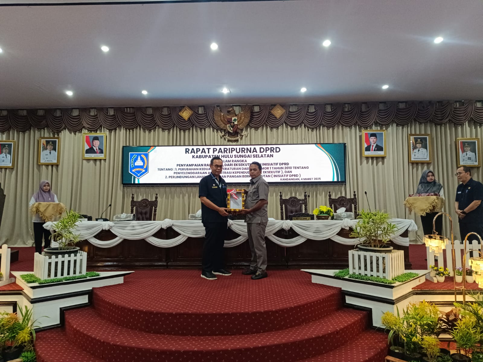 DRAFT:Waket I DPRD HSS, Husnan menerima draft pengajuan Raperda perubahan kedua Perda nomor 1 2010 tentang penyelenggaraan administrasi kependudukan dari Sekda HSS, Muhammad Noor.(Foto:Salahudin)