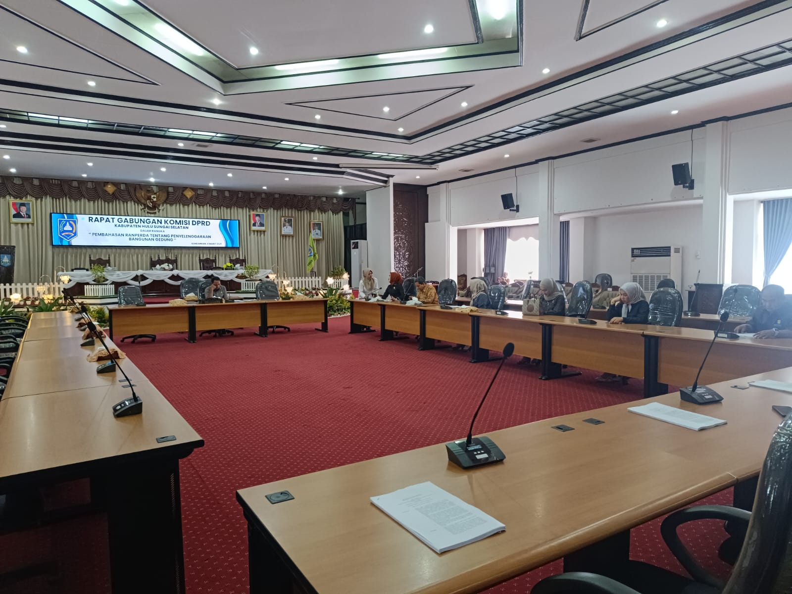 PIMPIN:Wakil Ketua I DPRD HSS, Husnan memimpin rapat gabungan komisi membahas Raperda tentang PBG.(Foto:Salahudin/Radar Banjarmasin)