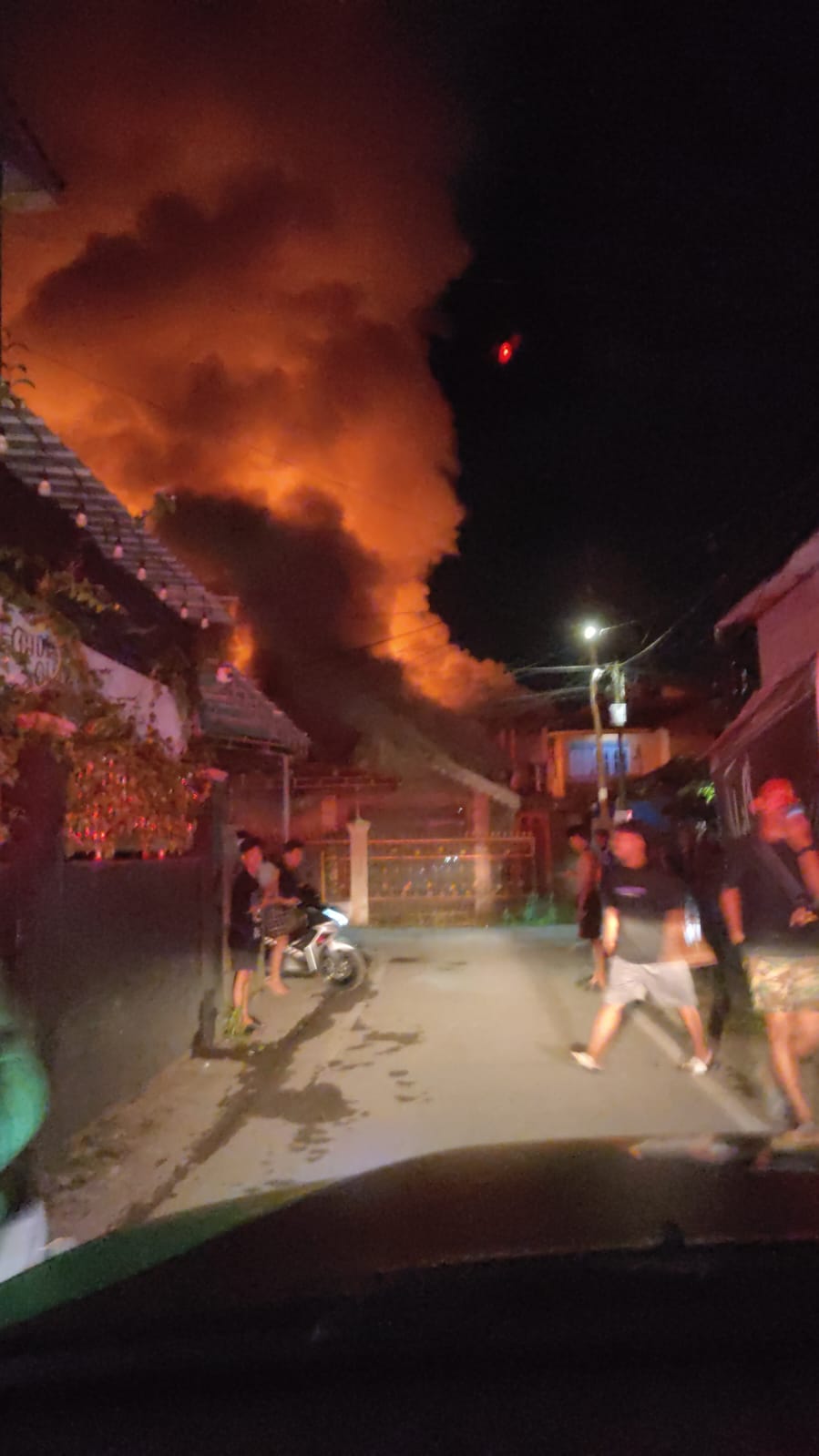 BERKOBAR: Si jago merah berkobar di Jalan Cemara Raya, Agatis III Rt 41, Kelurahan Sungai Miai, Banjarmasin Utara, Selasa (4/3) dini hari tadi. (Foto: relawan untuk Radar Banjarmasin)