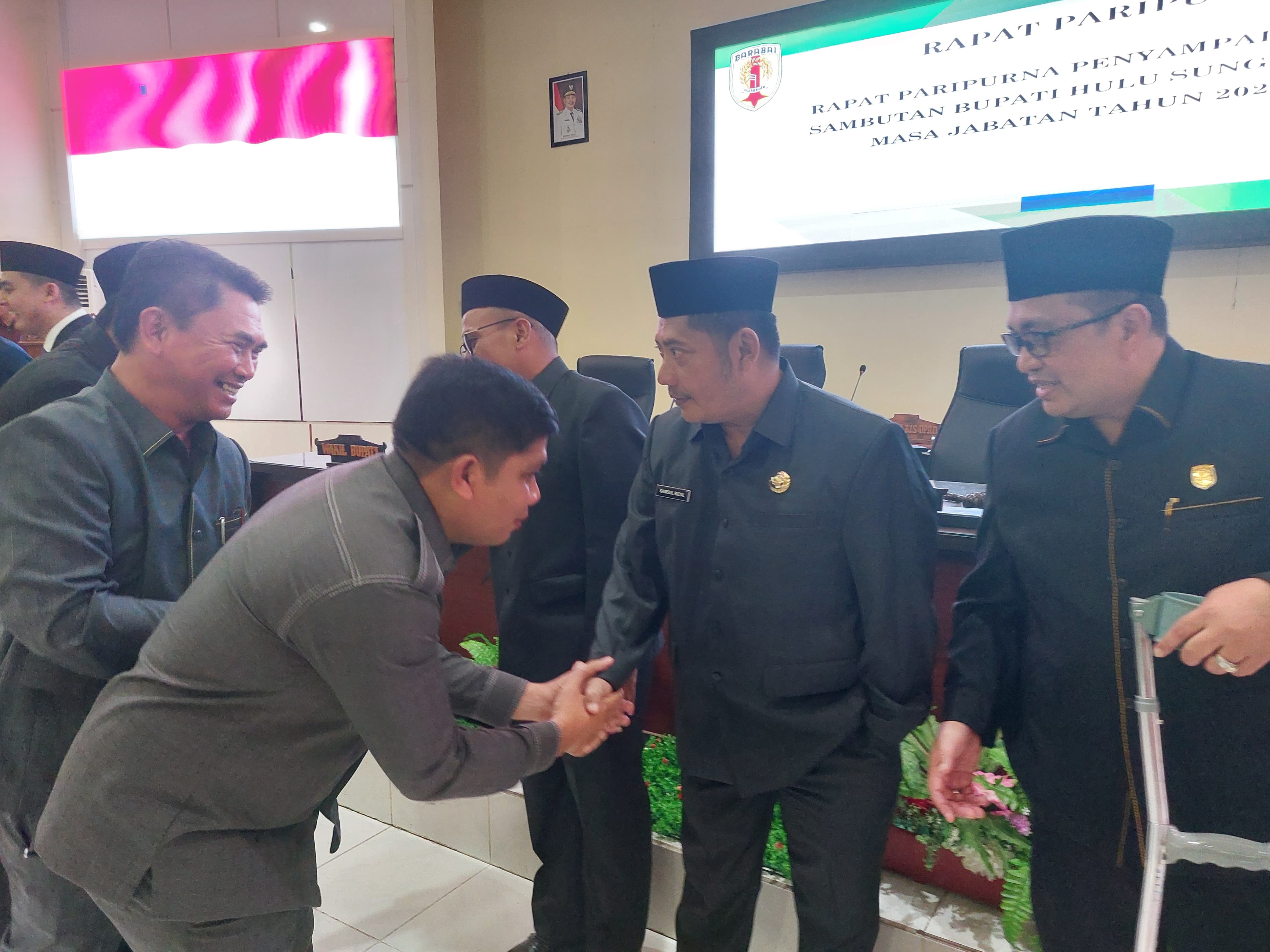 HARMONIS: Bupati HST, Samsul Rizal bersalaman dengan para anggota DPRD HST usai rapat paripurna, Senin (3/3/2025). (Foto: Jamaluddin/Radar Banjarmasin)
