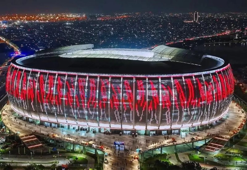 MEGAH: Jakarta International Stadium (JIS) pada malam hari.