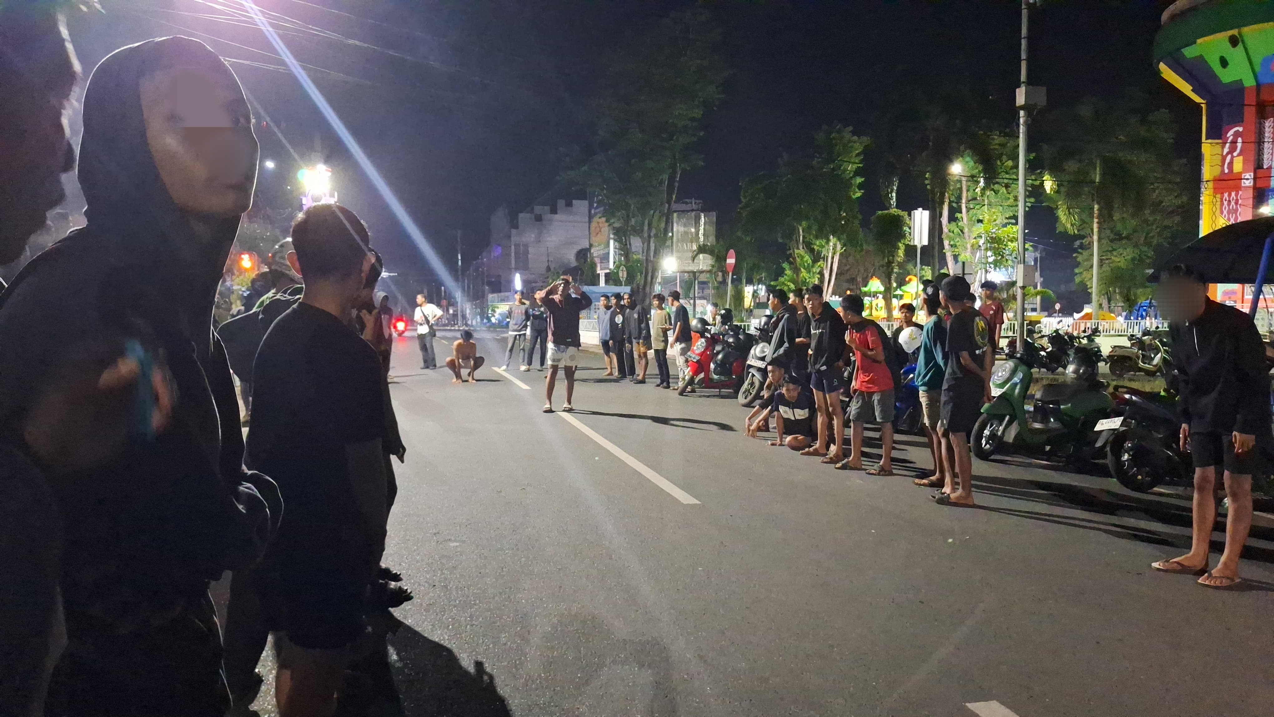 BALAP LARI: Kawasan Lapangan Basket Rebatig di Jalan Pangeran Suriansyah saat jadi lintasan balap lari diselipi judi, Rabu (5/3) dini hari. (M FADLAN ZAKIRI/RADAR BANJARMASIN)