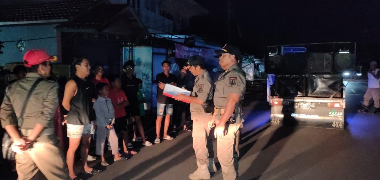 PATROLI: Anggota Satpol PP dan Damkar HSU, melaksanakan kegiatan patroli di wilayah Kota Amuntai. (Foto: Satpol PP HSU)