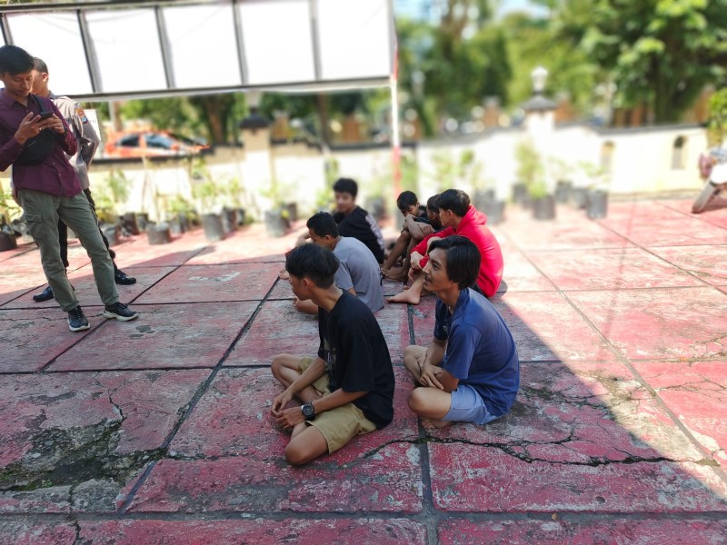PASRAH: Belasan remaja yang diduga ingin balap liar dan tawuran tertunduk malu di lapangan Mako Polsek Martapura