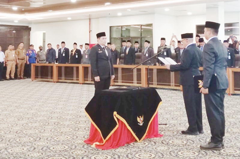 PELANTIKAN: Saat berlangsungnya pelantikan Pj Sekda Kotabaru oleh Bupati Kotabaru H Rusli. (Foto: Diskominfo Kotabaru)