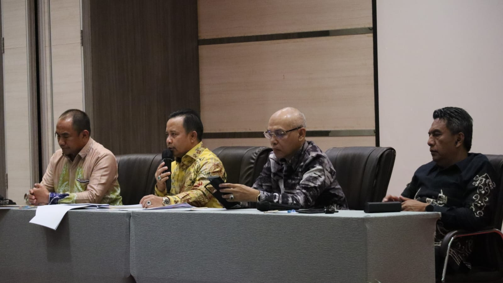 SAMPAIKAN: Bupati Tapin H Yamani menyampaikan visi dan misi serta 13 program unggulannya. (Foto: Rasidi Fadli)