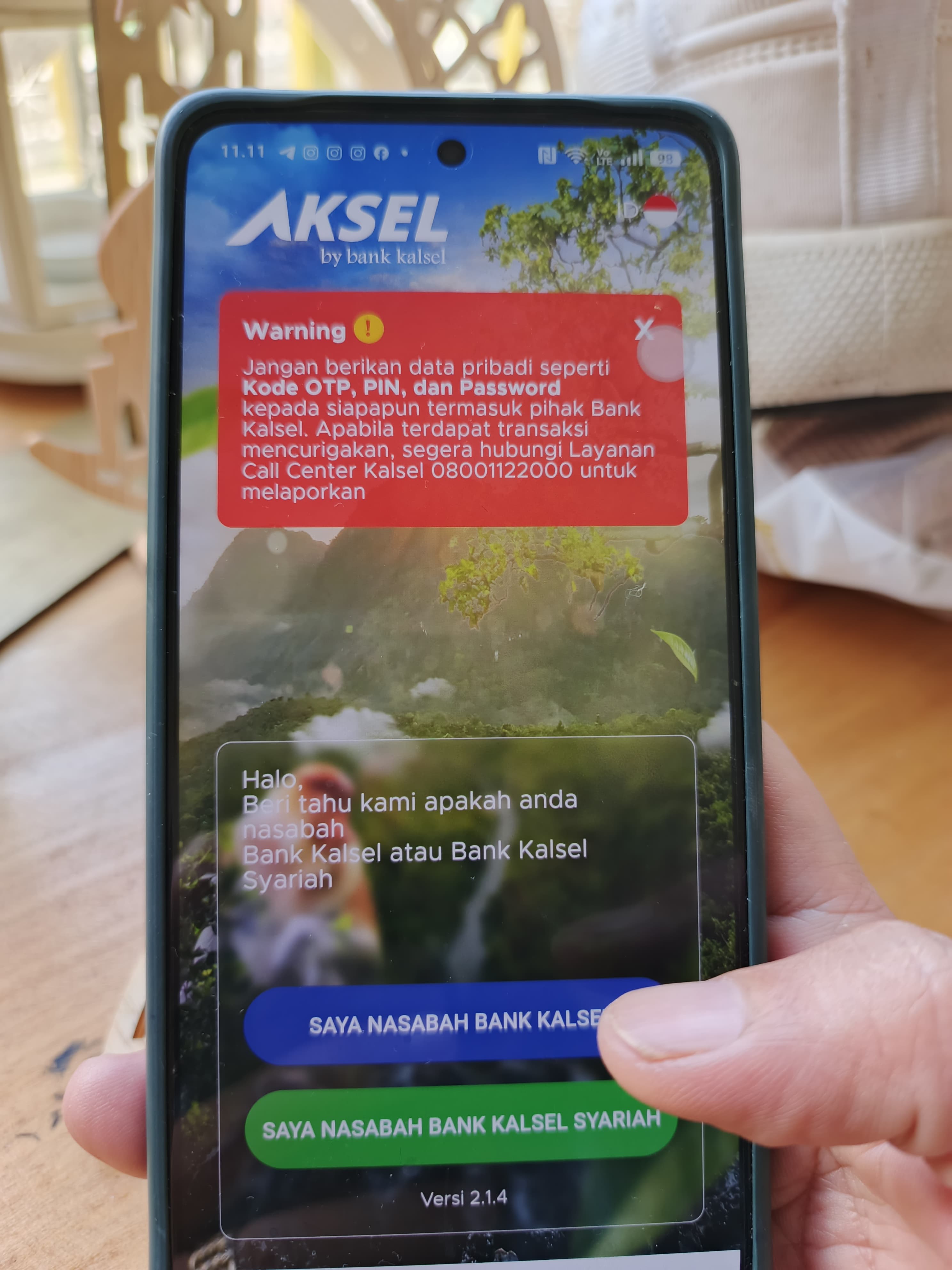 MUDAH:Banyak kemudahan yang diberikan AKSEL by Bank Kalsel untuk pengguna setianya.(Foto:Raudah Anisya)