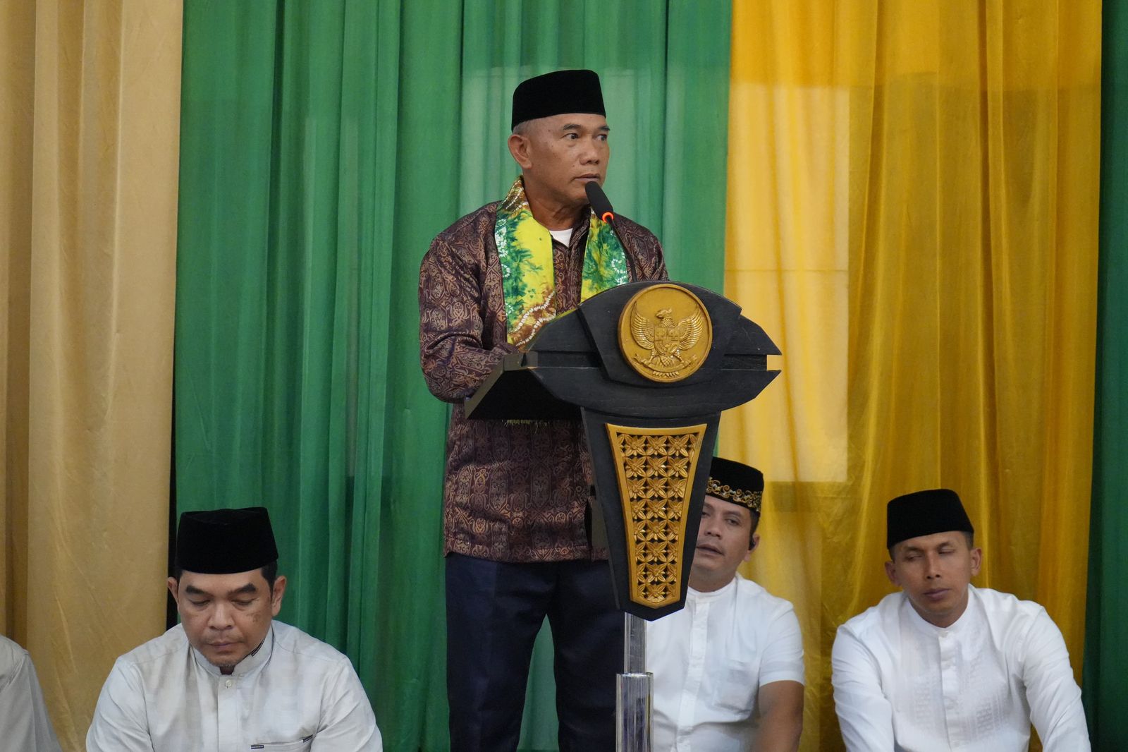SERIUS:Bupati Kotabaru, H Rusli memberikan sambutan saat Tasyakuran dan Buka Bersama di Gedung Paris Barantai Kotabaru.(Foto:Diskominfo Kotabaru)