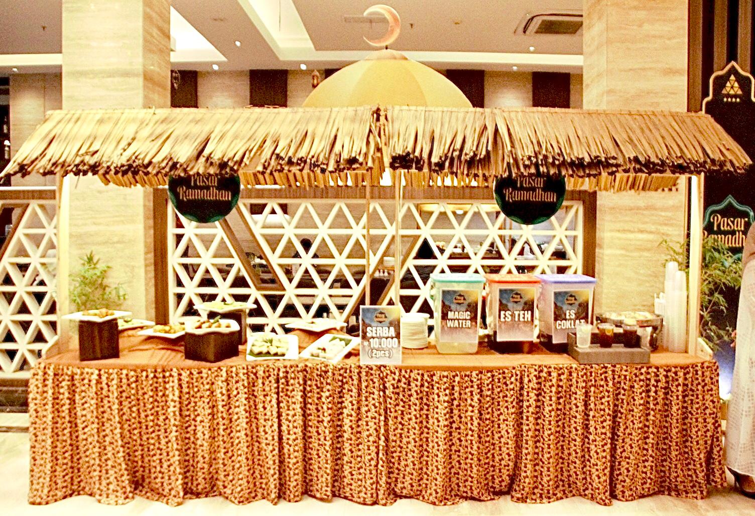 BERANEKA RAGAM: Stan Pasar Ramadan ala Pyramid Suites Hotel Banjarmasin dengan aneka jajanan tradisionalnya.(Foto: Tia Lalita Novitri/Radar Banjarmasin)