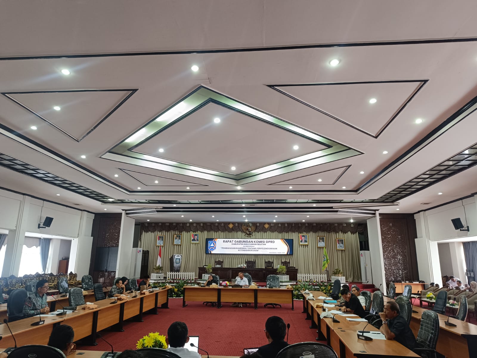 PIMPIN:Wakil Ketua II DPRD HSS, Muhammas Kusasi didampingi Wakil Ketua I DPRD HSS, Husnan memimpin rapat gabungan komisi membahas Raperda penyelenggaraan ketenagakerjaan.(Foto:Salahudin)
