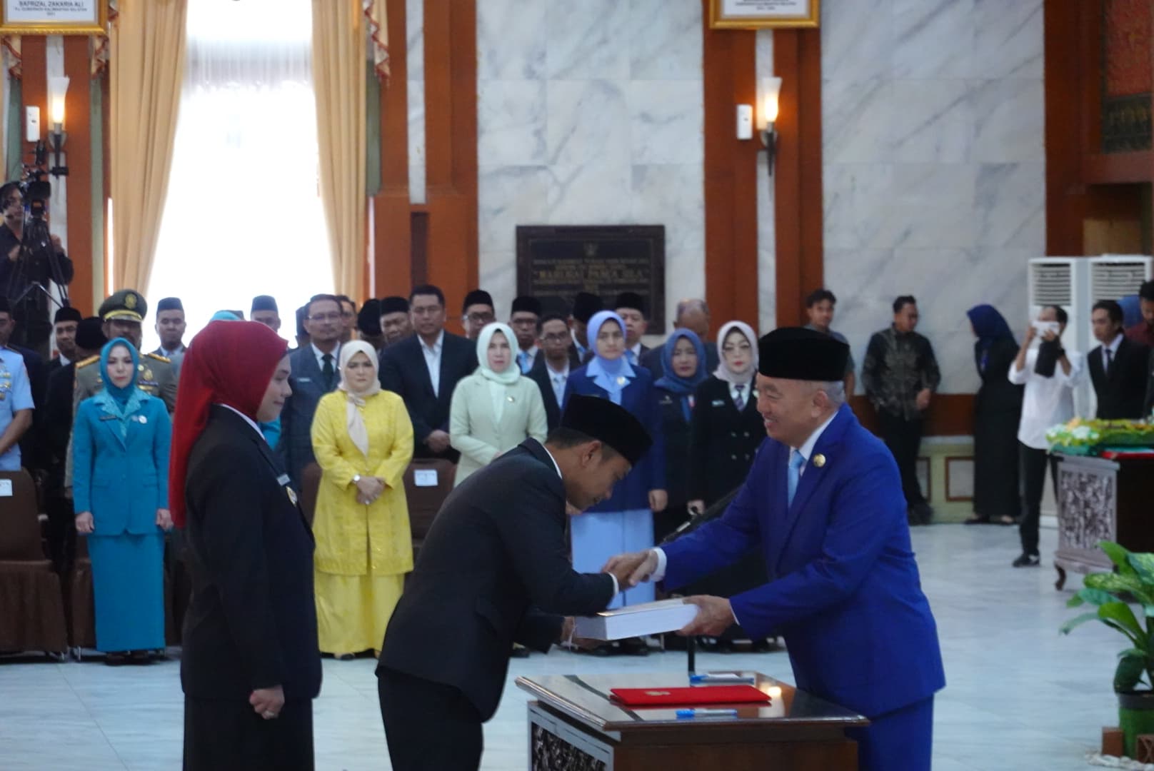 AMANAH:Gubernur Kalsel, H Muhidin menyerahkan SK Mendagri kepada para Kepala Daerah se-Kalsel periode 2025-2030 di Mahligai Pancasila Banjarmasin, Rabu (5/3/2025).