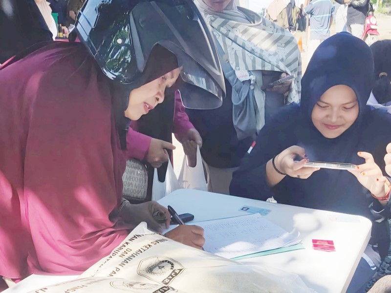 ANTRE: Antrean pembeli dalam kegiatan beras murah di Kelurahan Sekumpul, Kecamatan Martapura, Kabupaten Banjar pada Senin (3/3). (Foto: Lurah Sekumpul untuk Radar Banjarmasin)