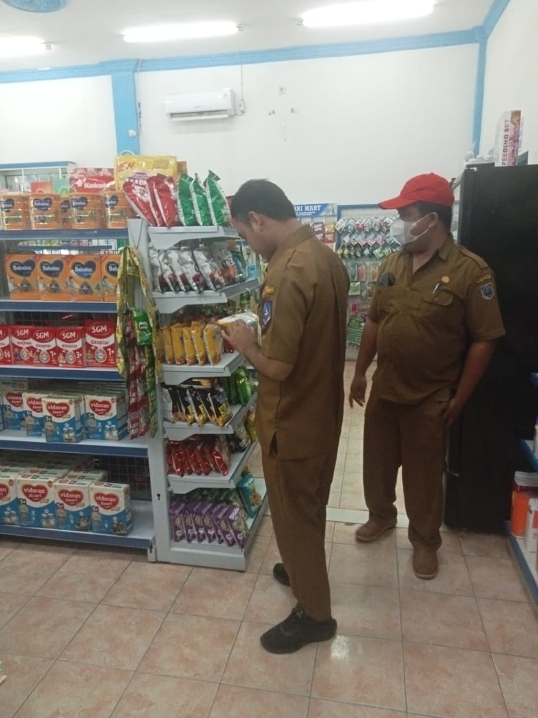 PENGAWASAN: Disdag Kabupaten HSS bersama petugas Polres melakukan pengawasan barang kedaluwarsa di minimarket. (Foto Dinas Perdagangan untuk Radar Banjarmasin)