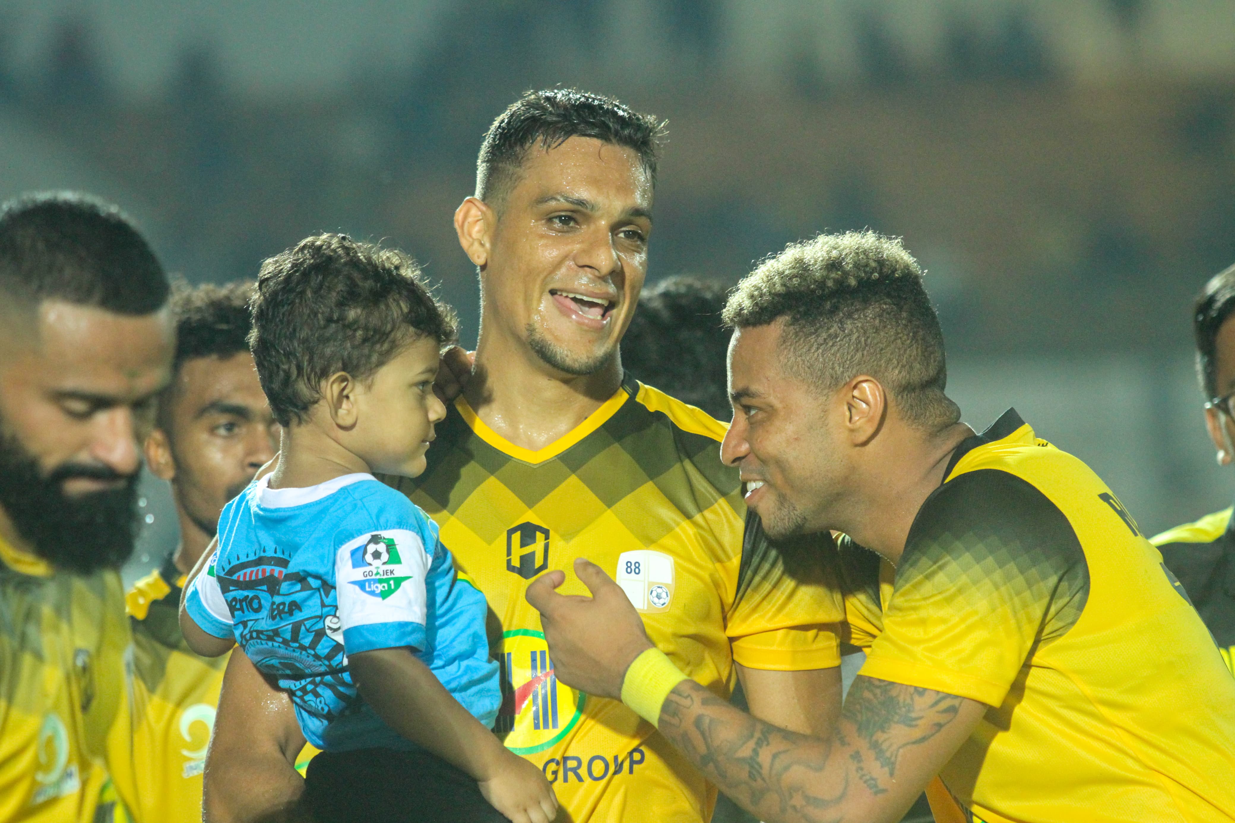 BEK TANGGUH: Cassio de Jesus saat masih berseragam Barito Putera sedang berbincang dengan sang anak dan rekannya asal Brazil, Rafael Silva. (Foto: M Idris Jian Sidik/Radar Banjarmasin)