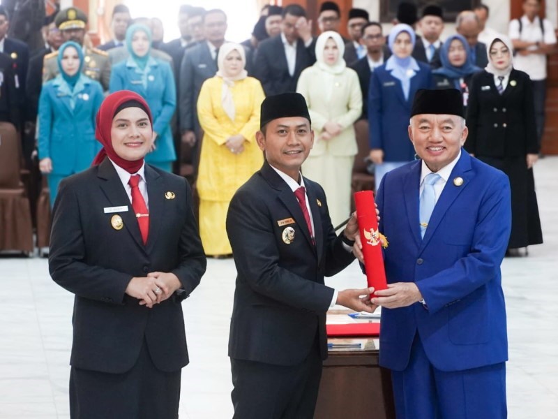 SERTIJAB: Gubernur Kalsel, Muhidin menyerahkan SK Mendagri kepada Wali Kota dan Wakil Wali Kota Banjarmasin, Muhammad Yamin dan Ananda.