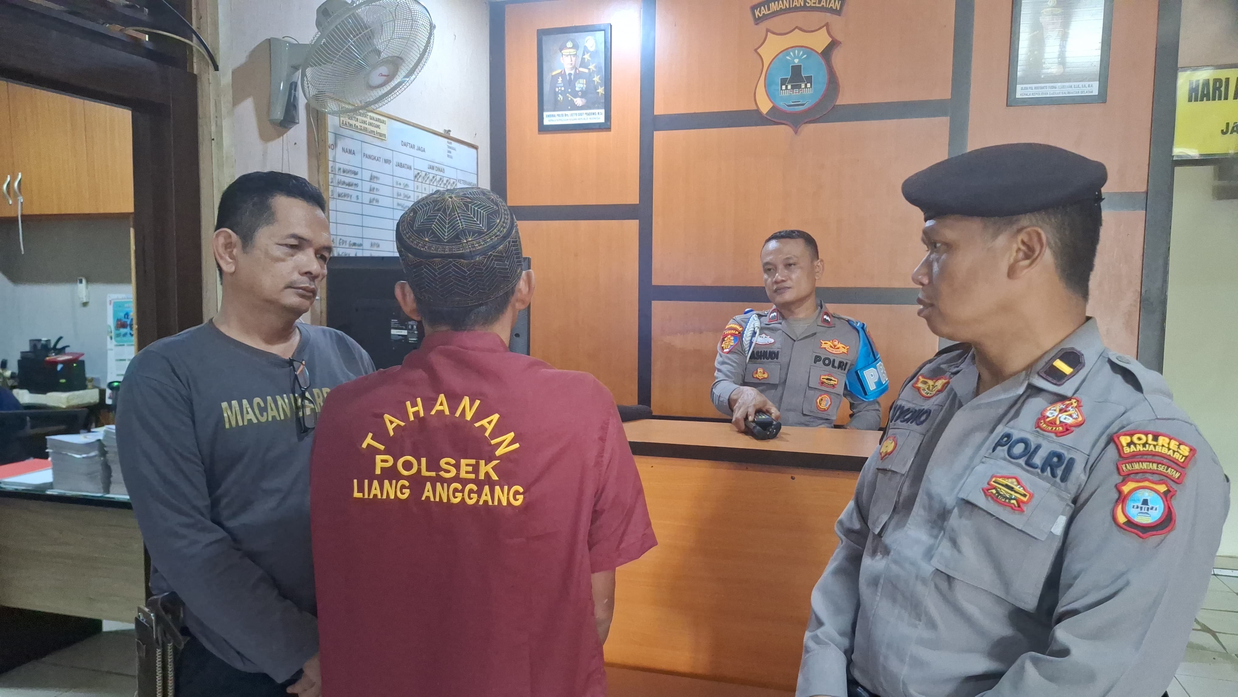 DIAMANKAN: Tersangka penganiayaan, A saat diamankan di Mapolsek Liang Anggang.