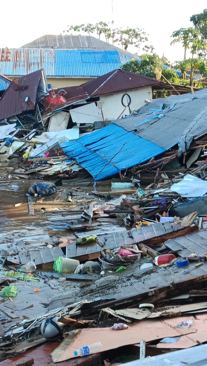 HANCUR: Kondisi tiga rumah warga di jalan Asia Baru usai disenggol Tongkang.