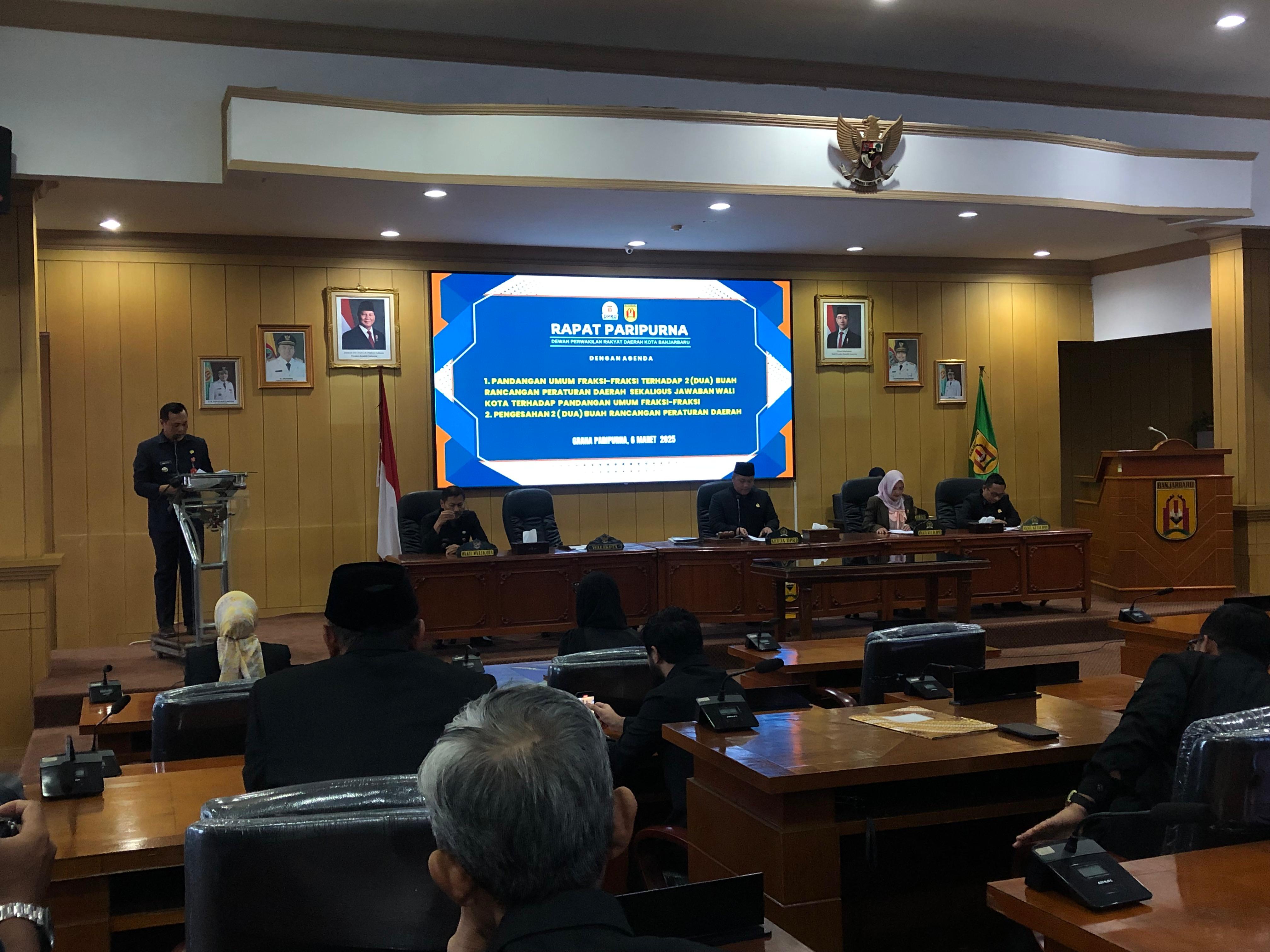 Aditya Mufti Ariffin ketika menyampaikan sambutan sekaligus pengunduran dirinya sebagai Wali Kota Banjarbaru dalam Rapat Paripurna di Gedung DPRD Kota Banjarbaru, Kamis (6/3/2025) (Sheila Farazela/rad