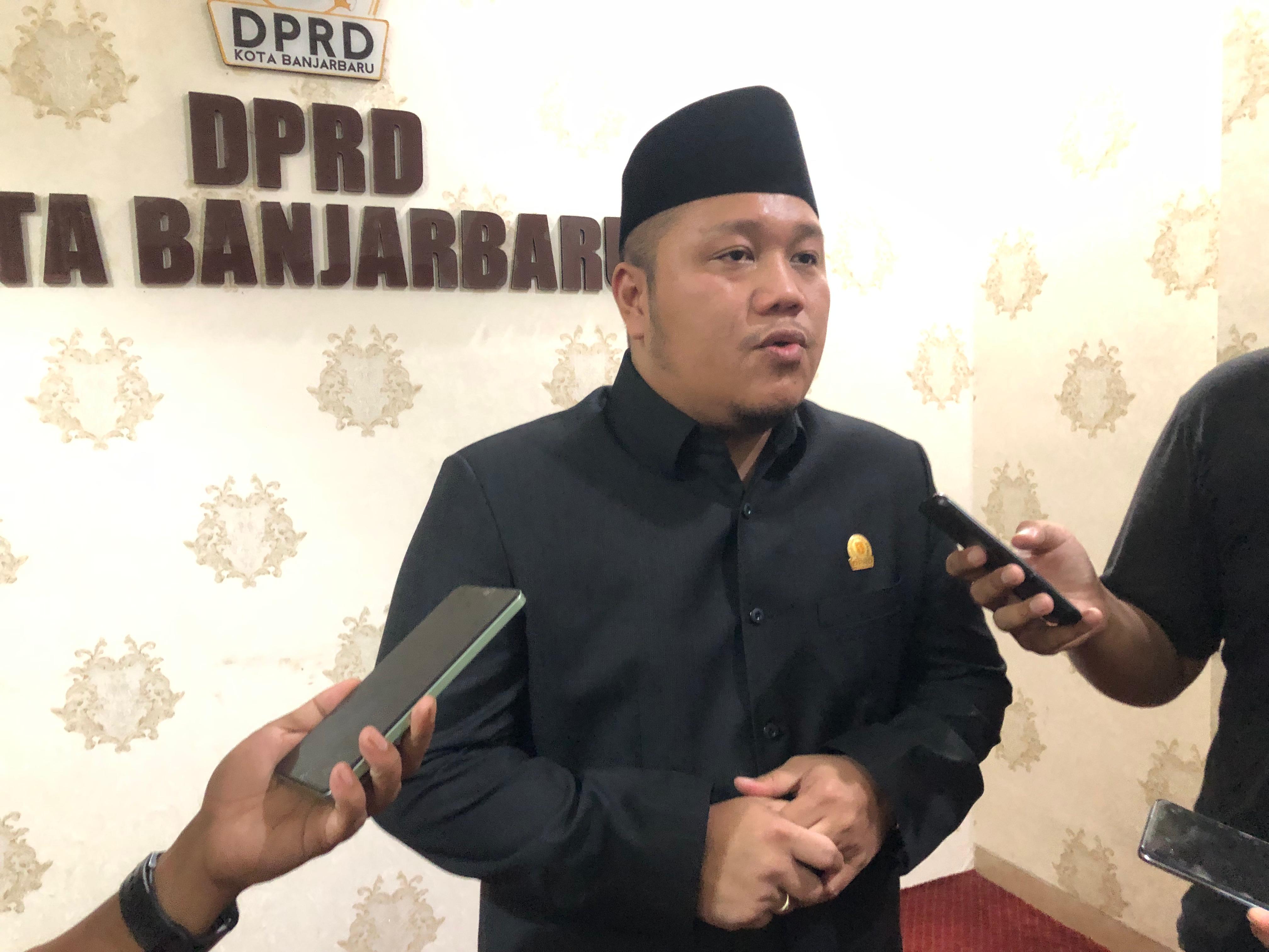 Ketua DPRD Kota Banjarbaru, Gusti Rizky Sukma Iskandar Putera saat diwawancara mengenai pengunduran diri Wali Kota Banjarbaru HM Aditya Mufti Ariffin usai rapat paripurna, Kamis (6/3) (Sheilla Farazel