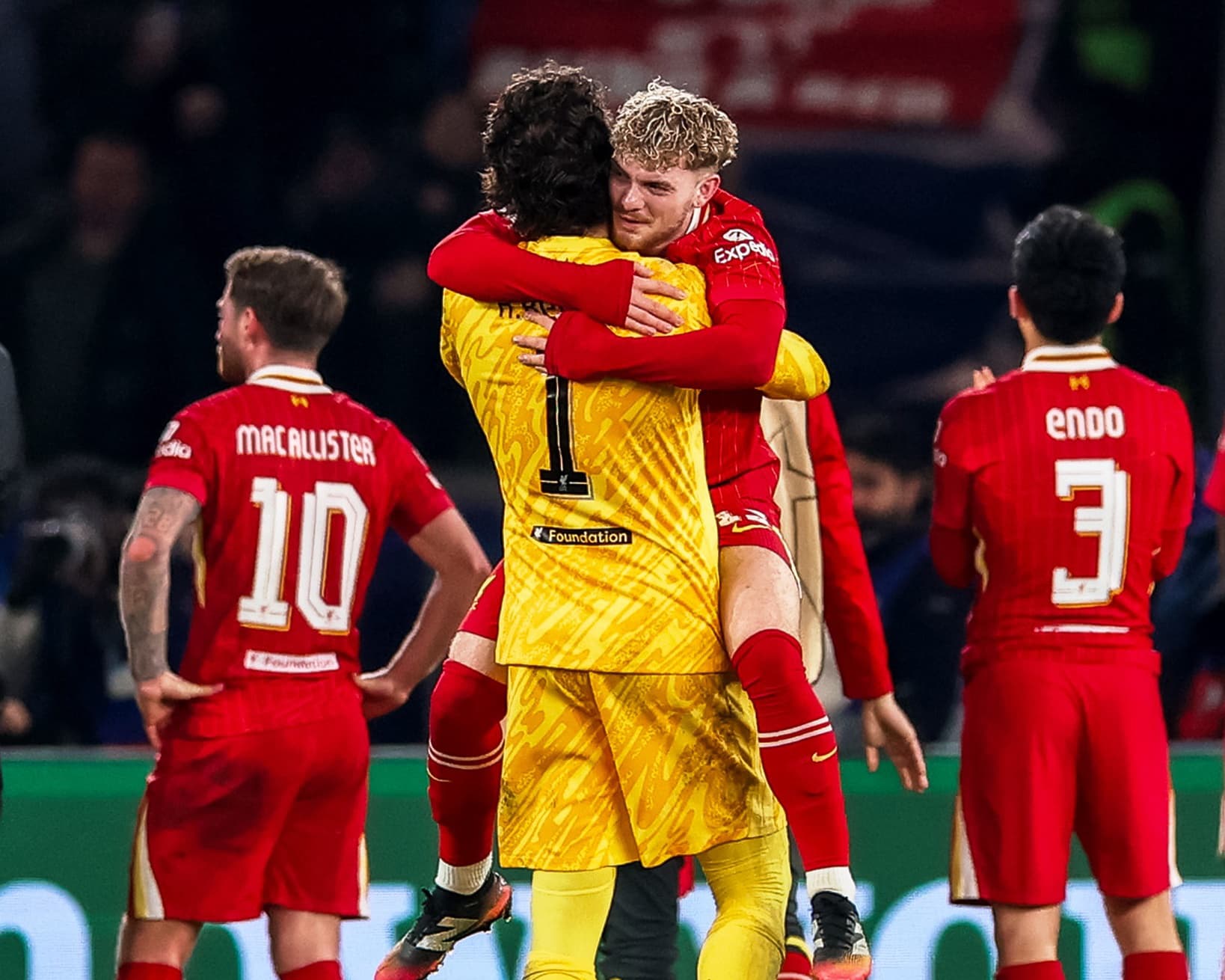 SUPERIOR:Harvey Elliott dan Alisson Becker berpelukan usai kemenangan dramatis Liverpool atas PSG dalam duel Liga Champions di Parc des Princes, Kamis (6/3/2025) malam.(IG Liverpool)