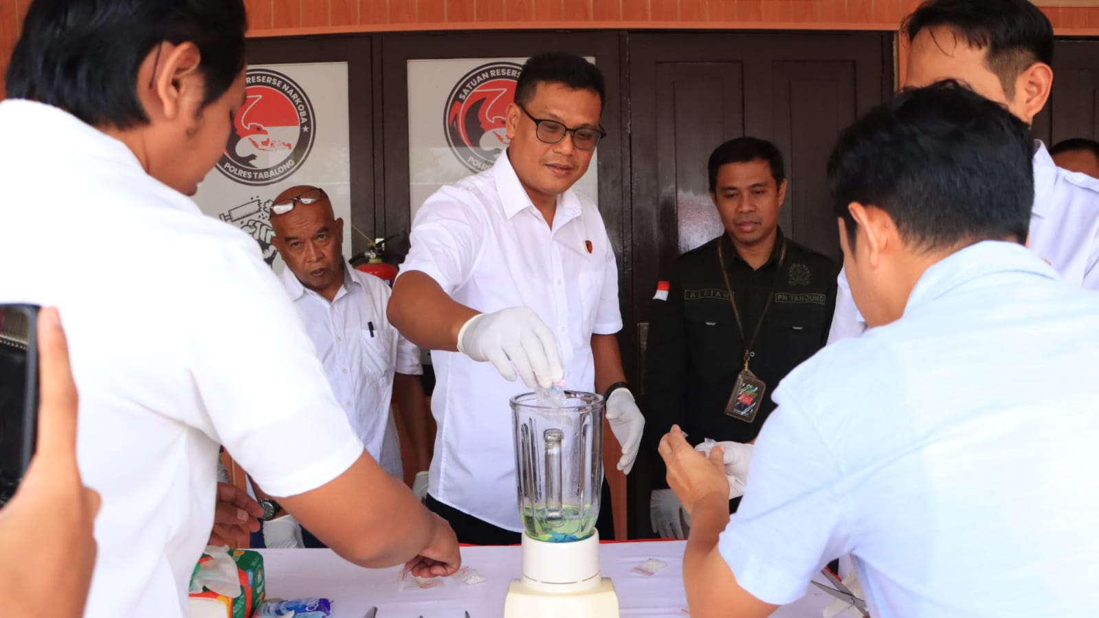 PEMUSNAHAN: Jajaran Satnarkoba Polres Tabalong dan instansi pemerintah lainnya, bersama penasehat hukum tersangka memusnahkan sabu dan ekstasi milik enam pengedar.